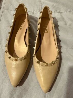 7 B Beige Pointed-Toe Studded Leather Ballet Flats - Women FSNY.